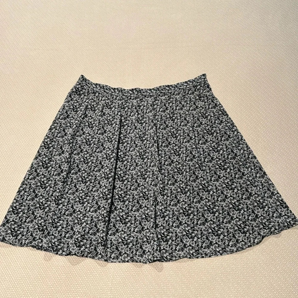 H&M Cute Skirt - Picture 1 of 11